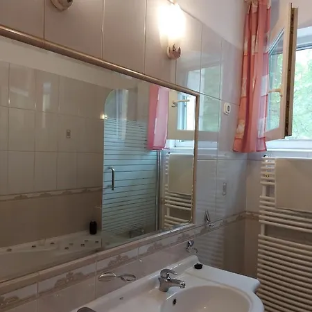Lara Apartman *