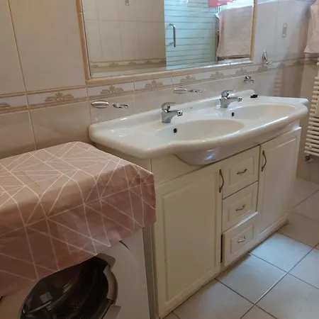 Lara Apartman *