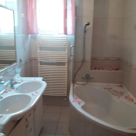 Lara Apartman *